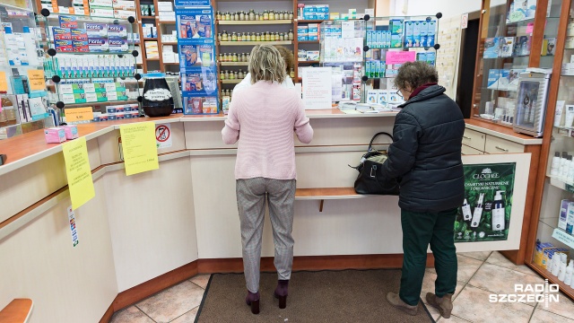 Docelowo mają skrócić kolejki do lekarzy i ułatwić życie pacjentom, na razie jednak sprawiają problemy farmaceutom. Chodzi o e-recepty, które od nowego roku będzie można zrealizować w każdej aptece.