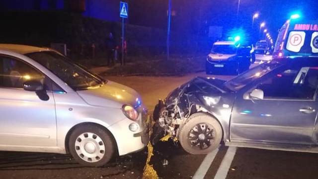 Uwaga kierowcy podróżujący ulicami prawobrzeża Szczecina i autostradą A6. Na ulicy Batalionów Chłopskich przy ul. Kopalnianej zderzyły się czołowo dwa samochody. Jedna osoba jest ranna. Policja zamknęła ulicę Batalionów Chłopskich już od ul. Sanatoryjnej.