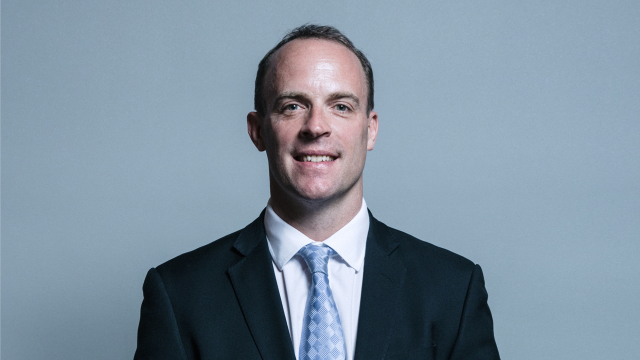 Dominic Raab, minister ds. brexitu pisze w liście do Theresy May, że nie może z czystym sumieniem poprzeć jej wizji brexitu. Ze stanowiska minister pracy zrezygnowała także Esther McVey. To protest przeciwko forsowanej przez premier Theresę May umowie regulującej warunki wyjścia z Unii Europejskiej.