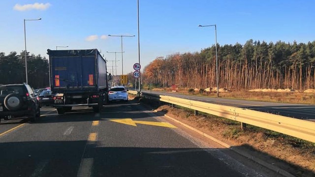 Czwarta już kolizja na przebudowywanym węźle Kijewo. Samochód osobowy zderzył się z ciężarówką, co sparaliżowało ruch ze wszystkich stron.