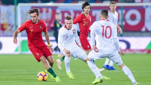 Piłkarska reprezentacja Polski do lat 21 przegrała z Portugalią 0:1 (0:1) w pierwszym barażowym spotkaniu o awans do młodzieżowych mistrzostw Europy. Jedynego gola spotkania w 30. minucie strzelił Diogo Jota.