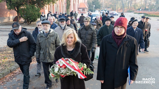 Kilkadziesiąt osób spotkało się w sobotę na szczecińskim Cmentarzu Centralnym, by oddać hołd m.in. tym, którzy za Polskę oddali życie. W ramach zaduszek: 039039Wspomnij bohatera039039 zapalono znicze i złożono kwiaty pod czterema pomnikami: Ofiarom Stalinizmu, Pamięci Sybiraków, Krzyżem Katyńskim i Krzyżem Męczeństwa Narodu Polskiego.