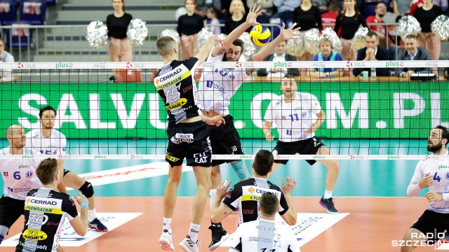 Siatkarze Stoczni zatrzymali rewelację Plus Ligi. Szczecinianie pokonali Czarnych Radom 3:1 (25:16, 25:23, 22:25, 25:23) w rozgrywkach o mistrzostwo Polski.