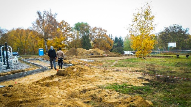 Przy ul. Tarpanowej stanie plac zabaw z piaskową, bezpieczną nawierzchnią i zamkiem. Będzie też podwójna huśtawka oraz bocianie gniazdo. W ramach prac wybudowany zostanie też chodnik, prowadzący do boiska rekreacyjnego.