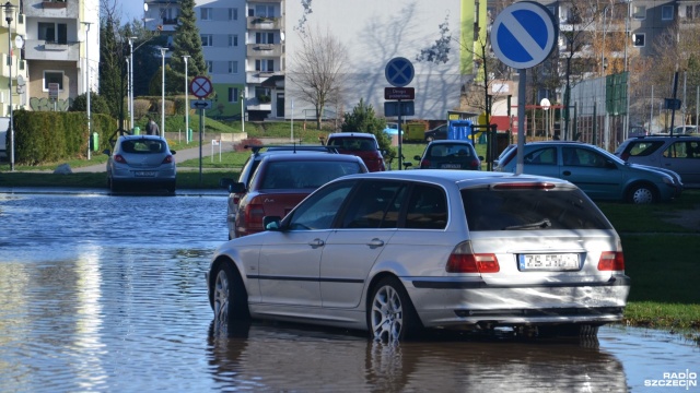 Awaria wodociągu spowodowała zalanie ulicy Chodkiewicza i Bema w Kołobrzegu.