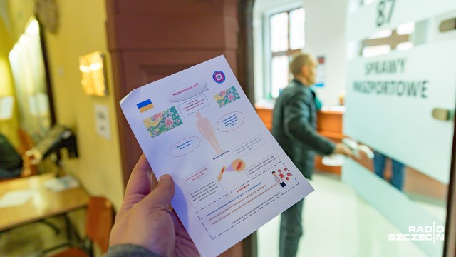 Ulotki w języku rosyjskim, ukraińskim i angielskim - przypominające o szczepieniach na odrę, trafiły do urzędu wojewódzkiego i urzędów pracy w Szczecinie. Sanepid przygotował je specjalnie dla Ukraińców, którzy przyjechali do Polski. Zainteresowanie nimi na razie jest jednak niewielkie.