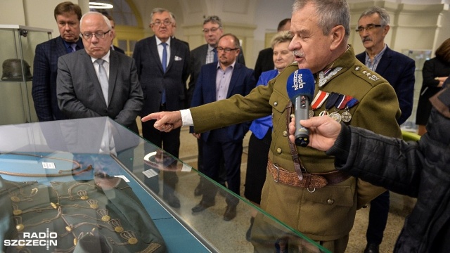 Gdy odradzała się polska kawaleria w 1918 roku, żołnierze korzystali z wyposażenia wojskowego z wielu państw świata. Od poniedziałku w Galerii Rektorskiej Zachodniopomorskiego Uniwersytetu Technologicznego można zobaczyć część kolekcji Andrzeja Winczy, który zbiera eksponaty związane z dziejami jazdy polskiej. Wystawę zorganizowano z okazji 100-lecia odzyskania niepodległości.