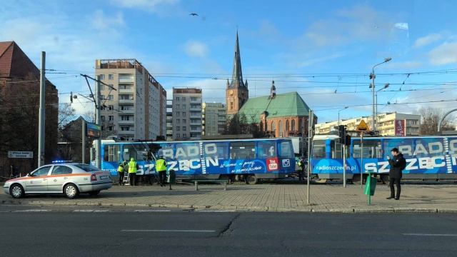 Potężne utrudnienia dla pasażerów komunikacji miejskiej. Nieprzejezdne dla tramwajów było skrzyżowanie przy Moście Długim.