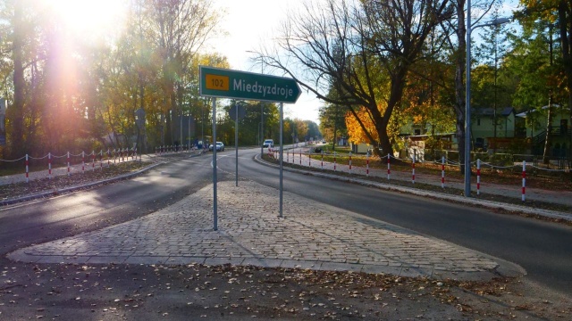Koniec kłopotów z przejazdem nadmorską drogą wojewódzką nr 102 przez Międzywodzie. Zniknęły - pamiętające jeszcze lata trzydzieste ubiegłego wieku - płyty betonowe. W ich miejsce ułożono zupełnie nową, asfaltową nawierzchnię.
