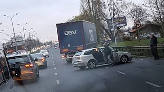 Na ulicy Gdańskiej, przed przejściem dla pieszych - na wysokości stoczni Pomerania - zderzyły się dwa samochody i TIR. Jedna osoba jest pod opieką ratowników medycznych, jej życiu nic nie zagraża.
