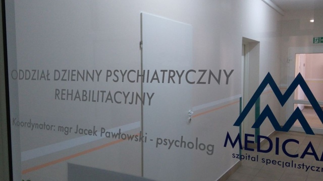 Placówka podpisała kontrakt z Narodowym Funduszem Zdrowia na świadczenia z zakresu rehabilitacji psychiatrycznej i psychoterapii. Mogą się tu leczyć pacjenci, którzy nie muszą przebywać w placówce przez całą dobę i tacy, którzy takie leczenie właśnie zakończyli.