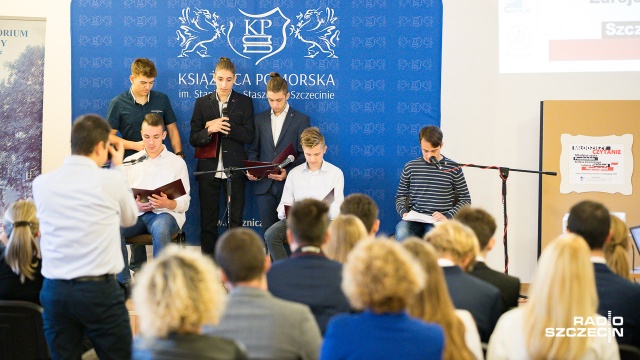 Czytają Żeromskiego i Antologię Niepodległości żeby promować literaturę i historię Polski. W Książnicy Pomorskiej w Szczecinie trwa Młodzieży Czytanie.