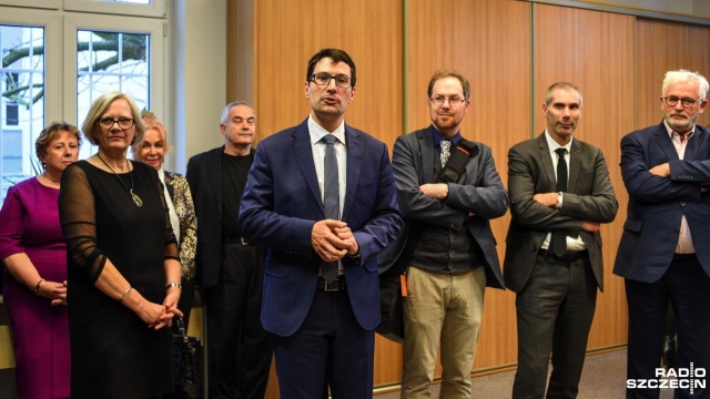 Wspólna siedziba Ośrodka Alliance Francaise i konsulatu powstała przy ulicy Żubrów.