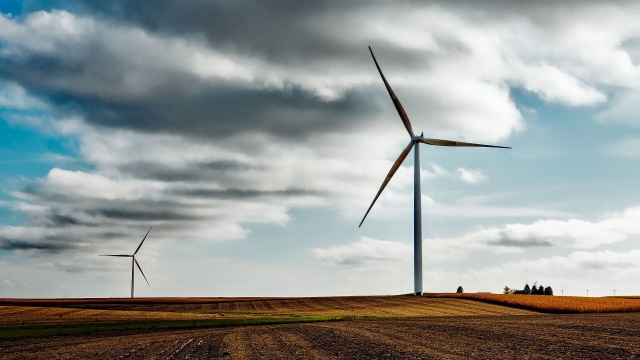 W naszym regionie możemy rozwijać produkcję prądu z wiatru, uzyskiwać ciepło z głębi ziemi czy wytwarzać prąd z energii słońca. We wtorek w Szczecinie na Wydziale Nauk o Ziemi Uniwersytetu Szczecińskiego odbyła się konferencja poświęcona energetyce odnawialnej w naszym regionie.