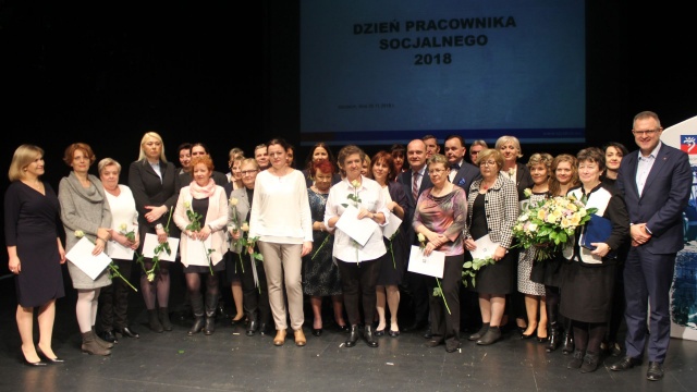 Pracownicy socjalni to współcześni superbohaterowie. Tak uważa prezydent Szczecina Piotr Krzystek, który nagrodził we wtorek 26 osób za szczególne zaangażowanie w wykonywaniu tego zawodu.