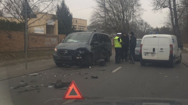 Trzy samochody zderzyły się na ulicy Papieża Pawła VI w Szczecinie. W kolizji nikt nie ucierpiał.