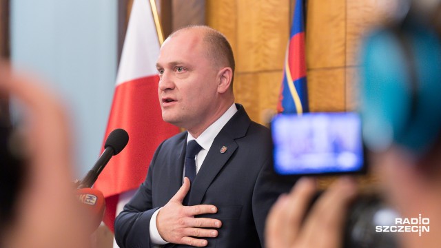 Prezydent Szczecina i jego deklaracje w sprawie współpracy z PO bądź PiS: zapewnia, że nie będzie żadnych koalicji, po czym informuje o poparciu radnych Bezpartyjnych dla marszałka Olgierda Geblewicza z PO w sejmiku. A w radzie miasta Bezpartyjni głosują ramię w ramię z Koalicją Obywatelską przeciwko Prawu i Sprawiedliwości.