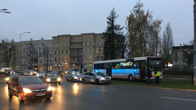 Dwie popołudniowe kolizje utrudniają przejazd ulicami Szczecina. Do jednej z nich doszło w centrum miasta na placu Szarych Szeregów.