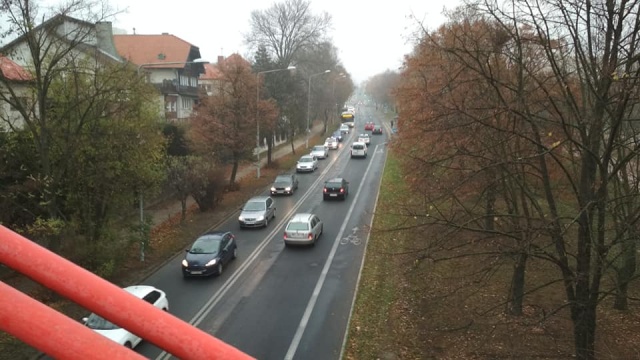 Wypadek na ulicy Wilczej w Szczecinie. Pod wiaduktem kolejowym kierujący samochodem osobowym uderzył w bariery. Rannego kierowcę pogotowie zabrało do szpitala.