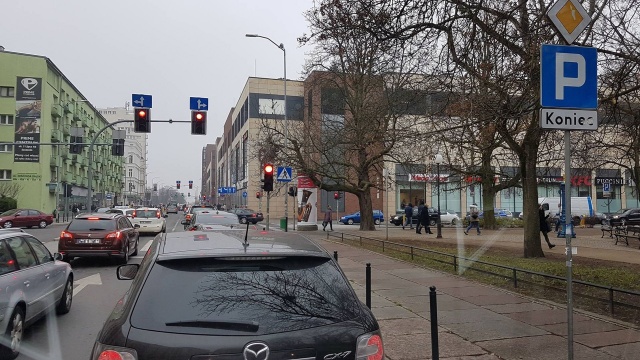 Zakupowe szaleństwo podczas Black Friday paraliżuje ruch na ulicach wokół szczecińskiej Kaskady.