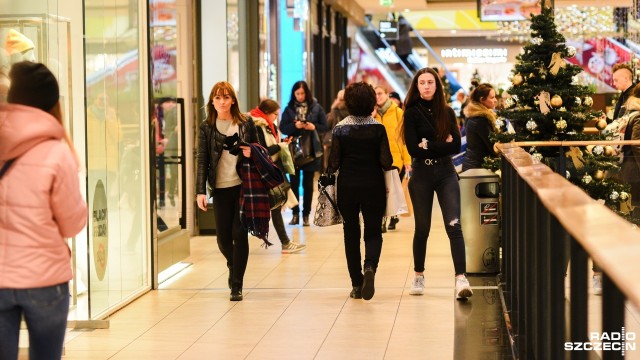 Ubrania, buty i sprzęt elektroniczny najchętniej kupują szczecinianie podczas Black Friday. Od rana w galeriach handlowych tłumy mieszkańców szukają najlepszych okazji.