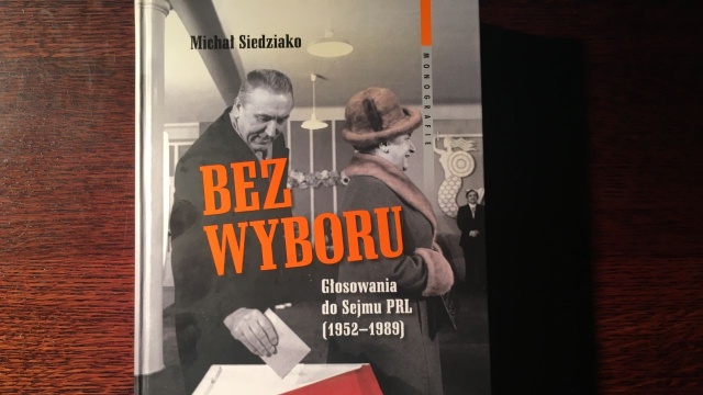 Wybory w PRL organizowano po to, aby Polskę można było nazywać krajem demokratycznym - tak o głosowaniach do Sejmu w tym okresie mówi Michał Siedziako ze szczecińskiego Instytutu Pamięci Narodowej. IPN wydał właśnie książkę poświęconą wyborom, w których wygrywała jedna opcja polityczna.