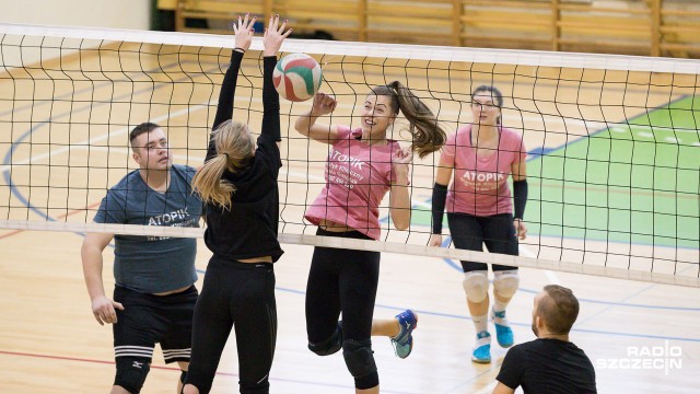 Stowarzyszenie Siatkarze dla Hospicjum po raz kolejny pokazało, że połączenie sportu i dobroczynności ma olbrzymi sens. W sobotę odbył się turniej amatorów oczywiście połączony ze zbiórkami.