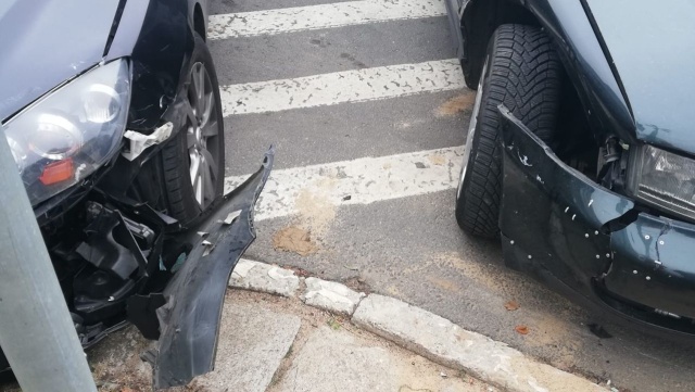 Dwa samochody osobowe zderzyły się przy placu Rodła w Szczecinie.