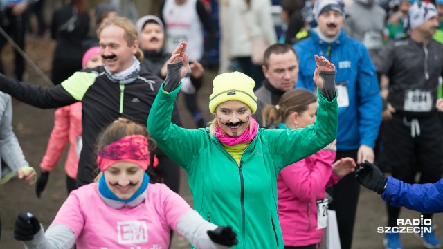 Wąsacze opanowali szczeciński Park Kasprowicza. W południe ruszył Bieg z Wąsem. Wszystko w ramach ogólnopolskiej akcji Movember, która ma na celu profilaktykę nowotworów u mężczyzn.