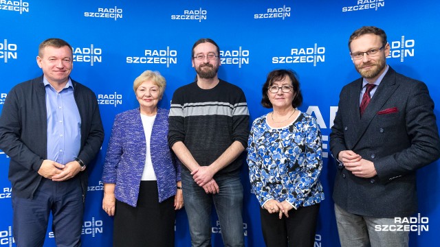 Sejmik złamał dobry obyczaj - powiedział radny PiS i doczekał się odpowiedzi: zwyciężyła demokracja - to fragment dyskusji w radiowej Kawiarence Politycznej o piątkowej, pierwszej w nowej kadencji sesji zachodniopomorskiego sejmiku wojewódzkiego.