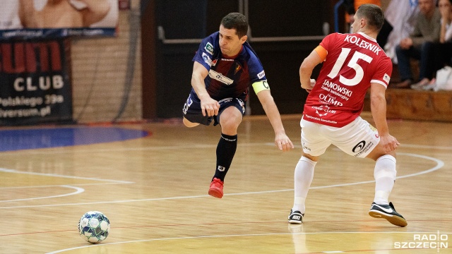 Halowi piłkarze Pogoni 04 odnieśli pierwsze zwycięstwo w tym sezonie rozgrywek o mistrzostwo Polski. Szczecinianie na własnym parkiecie pokonali w niedzielę Red Devils Chojnice 4:2 w 9. kolejce ekstraklasy futsalu.