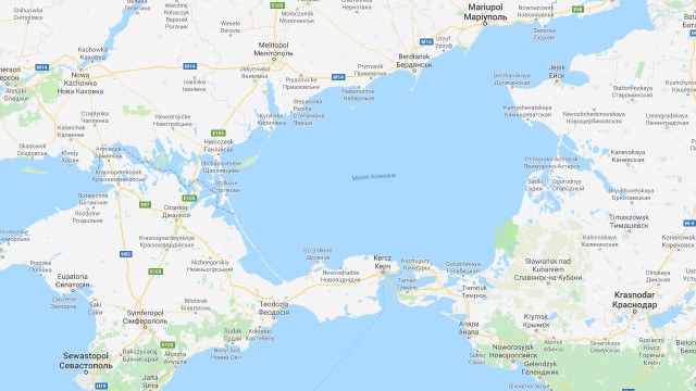 Unia Europejska i NATO wzywają Rosję do deeskalacji napięcia na Morzu Azowskim. To reakcja na wydarzenia w Cieśninie Kerczeńskiej, oddzielającej Morze Czarne od Morza Azowskiego. Rosyjskie siły specjalne ostrzelały, a następnie przejęły trzy ukraińskie okręty - dwa opancerzone kutry i holownik. Rannych zostało trzech ukraińskich marynarzy.