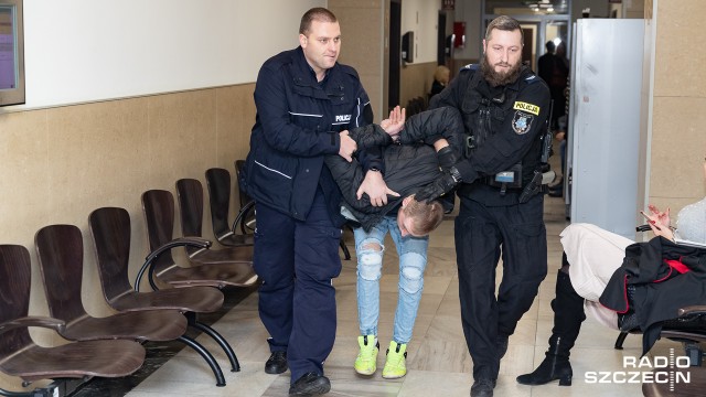 Sąd zastosował areszt wobec podejrzanych o podpalenie w sobotę w nocy promenady w Trzebieży. Daniel S. i Dawid M. przyznali się do winy. W areszcie spędzą najbliższe 3 miesiące. Grozi im do 10 lat pozbawienia wolności.
