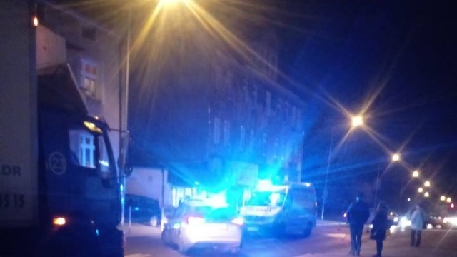 Jadąca osobowym Citroenem potrąciła przebiegającego w niedozwolonym miejscu mężczyznę. Nietrzeźwy 38-latek jest pod opieką ratowników medycznych, ale jego życiu nic nie zagraża. W obu kierunkach na Krasińskiego są poważne kłopoty z przejazdem. Tworzą się korki.