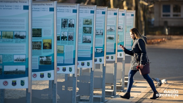 Wystawa 100 lat Marynarki Wojennej Rzeczypospolitej Polskiej stanęła na szczecińskich Jasnych Błoniach. Składa się na nią 40 plansz.
