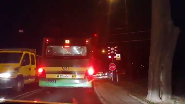 Autobus komunikacji miejskiej wjeżdżający na przejazd kolejowy pomimo pulsującego czerwonego światła To scena ze szczecińskiego Golęcina.