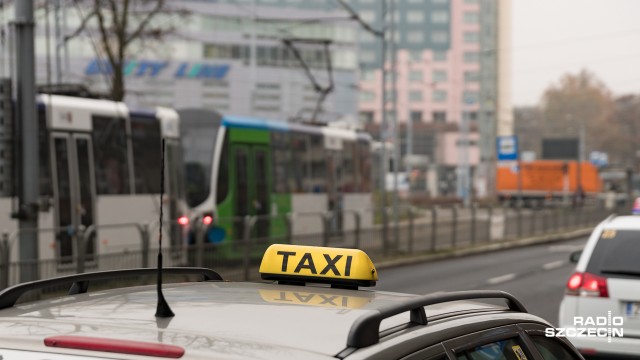 Taxify to aplikacja podobna do funkcjonującego już w kilku polskich miastach Ubera. Żeby móc wozić klientów wystarczy mieć własny samochód i program w telefonie. Nie trzeba mieć jednak ani kasy fiskalnej, ani licencji taksówkarskiej.