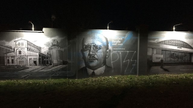 Mural poświęcony polskim wynalazcom przy ul. Chmielewskiego w Szczecinie zniszczony. Ktoś namalował na jego fragmencie słowo PISS. Dwie ostatnie litery są napisane tak, jak zapisuje się symbol niemieckiego SS.