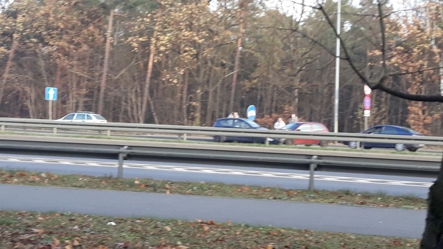 Dwa samochody osobowe zderzyły się w miejscu, gdzie w kierunku centrum Szczecina ulica Zwierzyniecką wjeżdżamy na estakadę, albo skręcamy w prawo w Pomorską w stronę Dąbia.