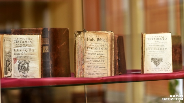 Od pergaminów do wydań cyfrowych. Imponujące zbiory przeróżnych wydań biblii szczecinianie mogą zobaczyć w Książnicy Pomorskiej. To w ramach wystawy prowadzonej przez pastora Tytusa Gudzowskiego.
