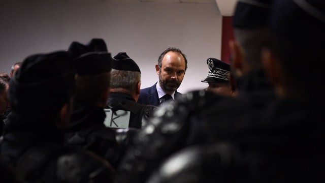 Rząd francuski rozpoczął - zakrojone na szeroką skalę - konsultacje mające na celu rozwiązanie kryzysowej sytuacji, jaka powstała po kolejnych zamieszkach i protestach przeciwko podwyżkom paliwa. Zatrzymano ponad 400 osób. Straty materialne są bardzo duże.