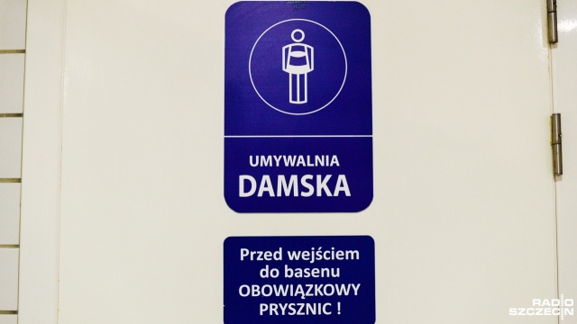 Z nagimi dorosłymi w szczecińskim kąpielisku myją się pod natryskami dzieci. Tak być nie powinno - mówią rodzice dzieci, które uczą się pływać na Floating Arenie.