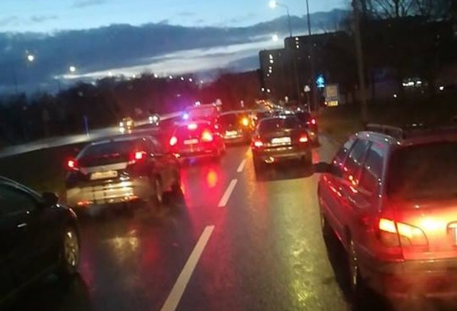 Potężny korek ustawił się po 16 przed Mostem Pionierów w kierunku centrum Szczecina.