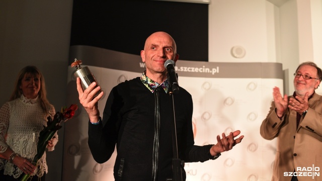 Michał Janicki, za rolę Maurycego Stolnika w Pensjonacie pana Bielańskiego w reżyserii Marka Gierszała z Teatru Polskiego, otrzymał Bursztynowy Pierścień w głosowaniu publiczności dla najlepszego aktora sezonu 20172018.