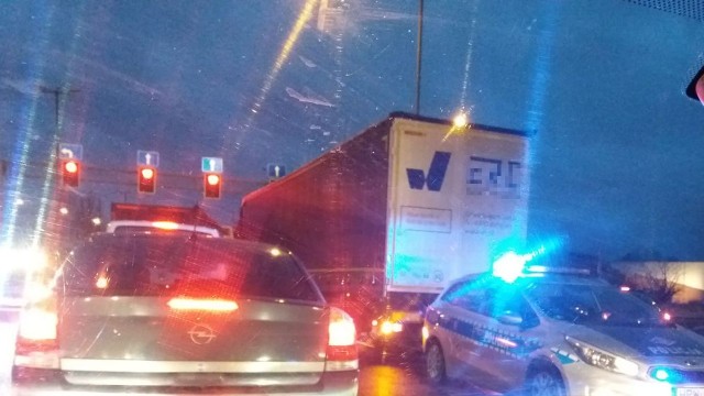 Niebezpiecznie jest od rana na szczecińskich ulicach: od samego rana doszło do kilku kolizji. Poranek upływa pod znakiem zatorów na drogach dojazdowych do Szczecina.