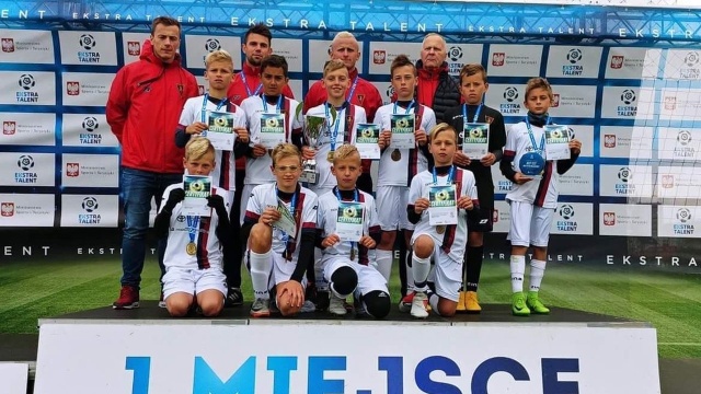 Trener Akademii Pogoni Szczecin został okradziony. Złodzieje w nocy wybili szybę w jego samochodzie i zrabowali torbę ze sprzętem sportowym dla dzieci.