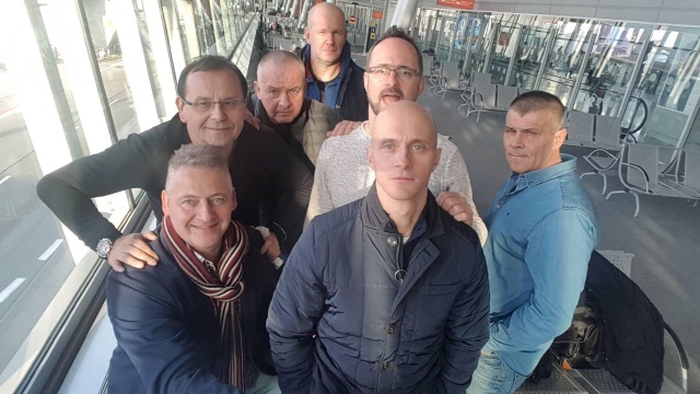 Chodzi o osadę smoczej łodzi, która w środę wylatuje na specjalne, pokazowe zawody do Tokio. Szczecińscy sportowcy zostali tam zaproszeni przez Telewizję Japońską FUJI jako jedyni z Europy.