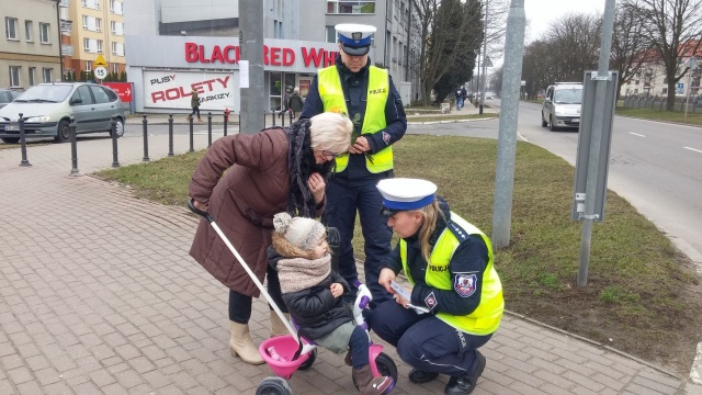 Przedstawiciele Urzędu Miasta Szczecin, Straży Miejskiej i policjanci drogówki rozdawać będą mieszkańcom opaski odblaskowe. Spotkamy ich w godz. 8.30-9.00 na skrzyżowaniu ulic Wilczej z Jarogniewa oraz Wilczej z Komuny Paryskiej i Przyjaciół Żołnierza.