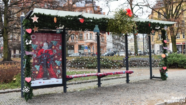 Świąteczny przystanek tramwajowy na placu Grunwaldzkim w Szczecinie.