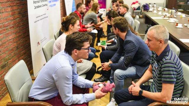 W szczecińskim ZUT-cie odbyły się szybkie randki. Z tym, że nie było na nich mowy o miłości, a o pociągu do... wiedzy. Pod hasłem Rzecznicy Nauki - szybkie randki z naukowcami - kryją się spotkania pracowników uczelni z dziennikarzami.